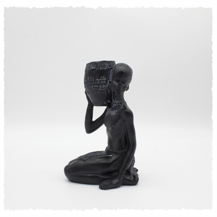 Figura mujer Afro sentada 18x11 cm